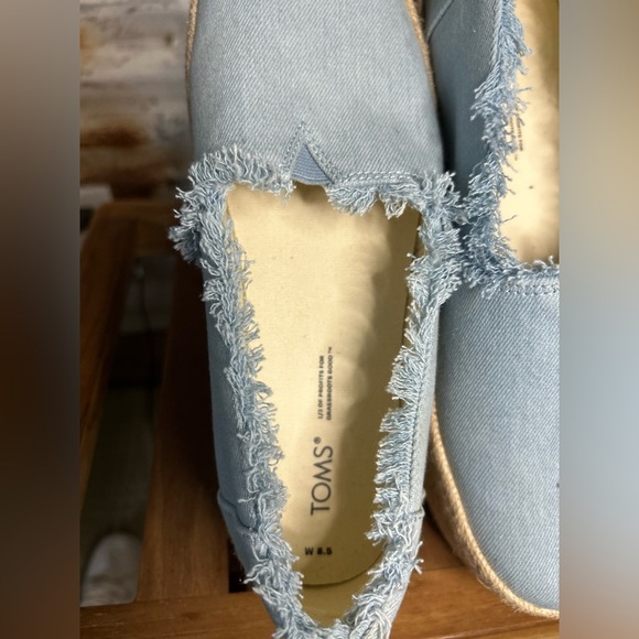 NWOT- TOMS Women’s Espadrille Slip on Shoes Light Blue Denim Frayed Edges - Picture 8 of 9